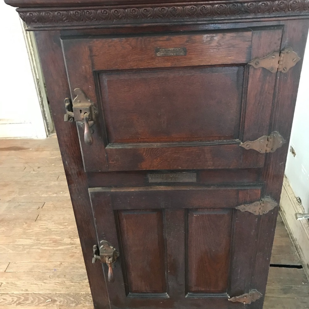 Antique ice box/refrigerator.. p/up woodhaven queens . Venmo/cash only